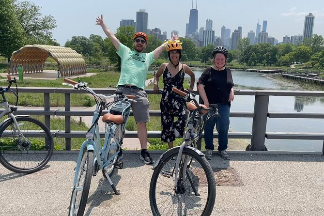 2 Hour Chicago Landmarks & Lakefront E-Bike Tour - Museum Campus: Field Museum, Shedd Aquarium, and Soldier Field