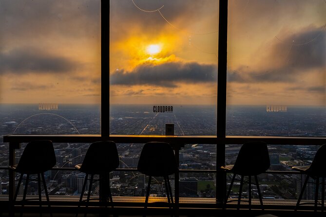 360 Chicago Observation Deck Sip and View Ticket - CloudWalk turns the photo stop into a small show