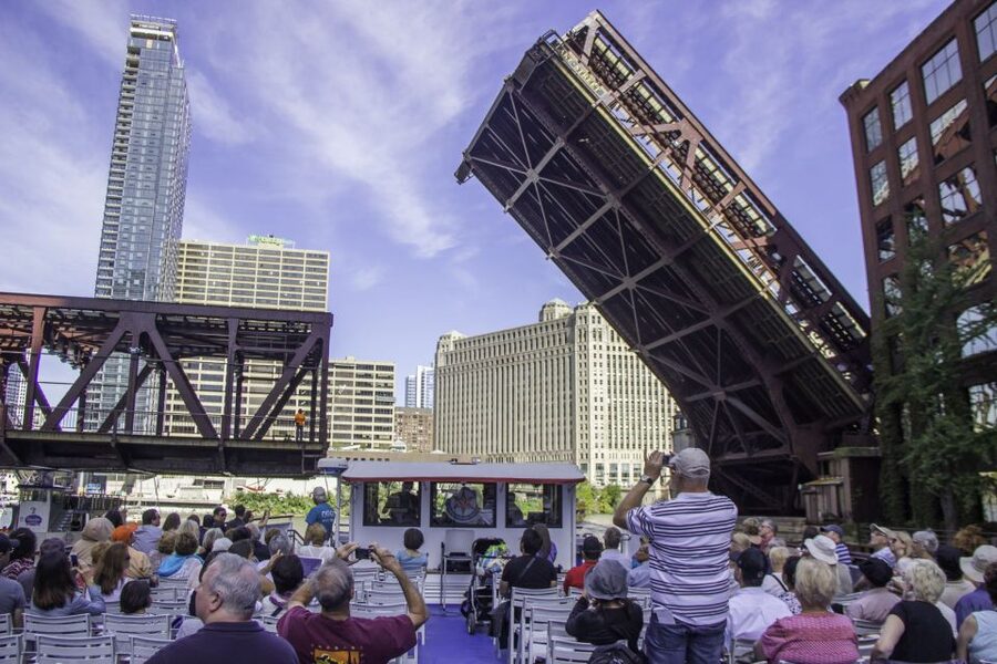 Chicago: 45-Minute Family-Friendly Architecture River Cruise - From Lake Shore Drive into the heart of Chicago