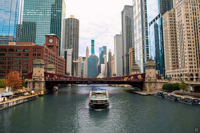 Chicago Architectural River Cruise - From River East Plaza to the first skyline views