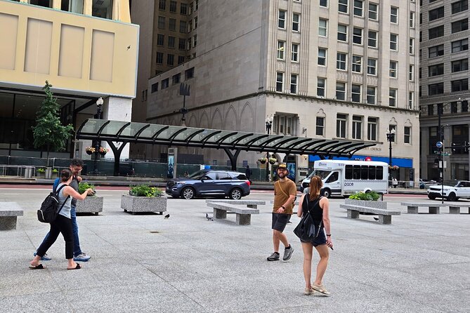 Chicago Architecture and True Crime Tour - Choosing the right guide and group atmosphere