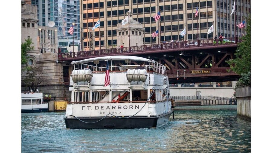 Chicago: Architecture Boat Tour with Drinks - Guides who make the difference