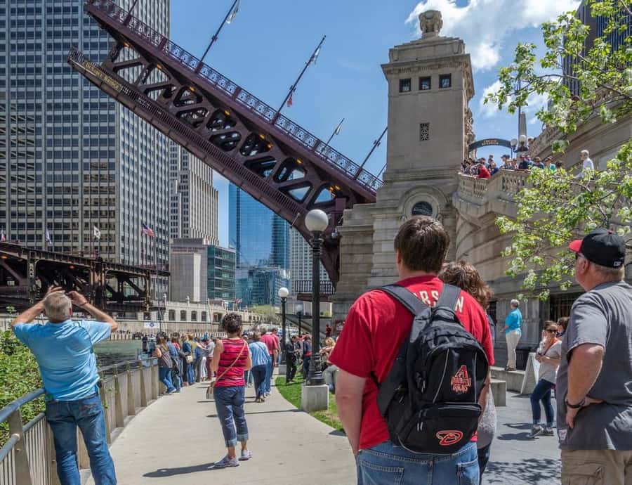 Chicago: Best of Attractions Walking Tour +Bike/Kayak Rental - The Art Institute from the outside