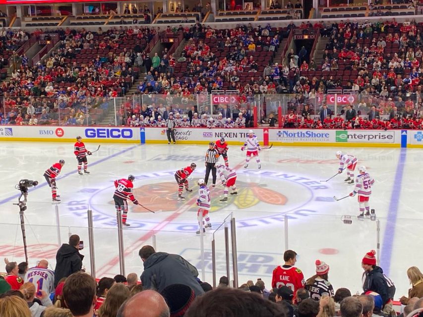 Chicago: Chicago Blackhawks NHL Game Ticket at United Center - Arriving at United Center with your phone ready