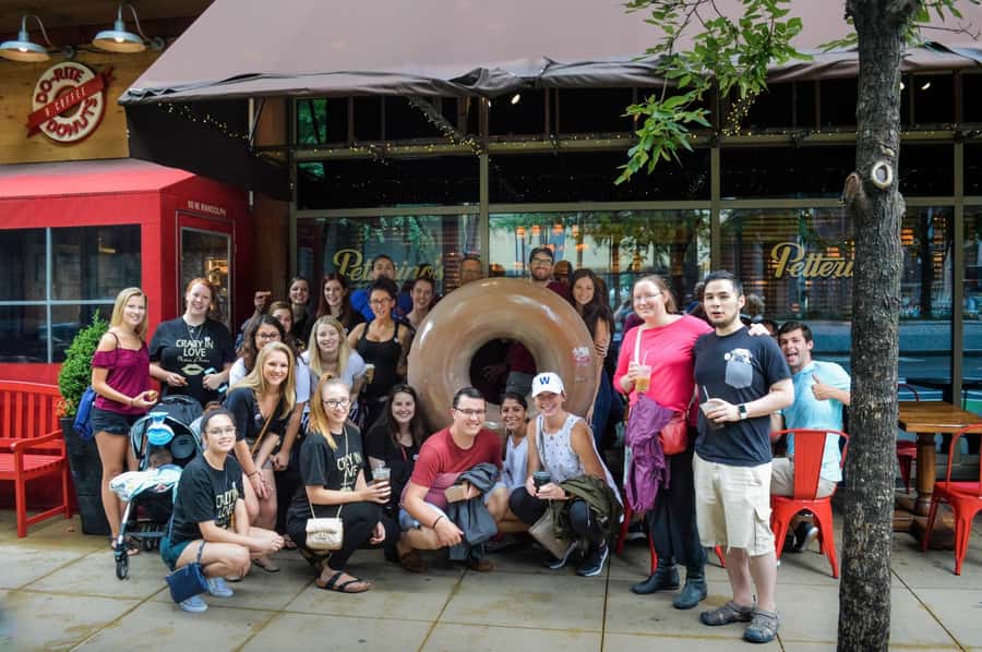 Chicago: Downtown Donut Tour with Tastings - Language, groups, and practical planning