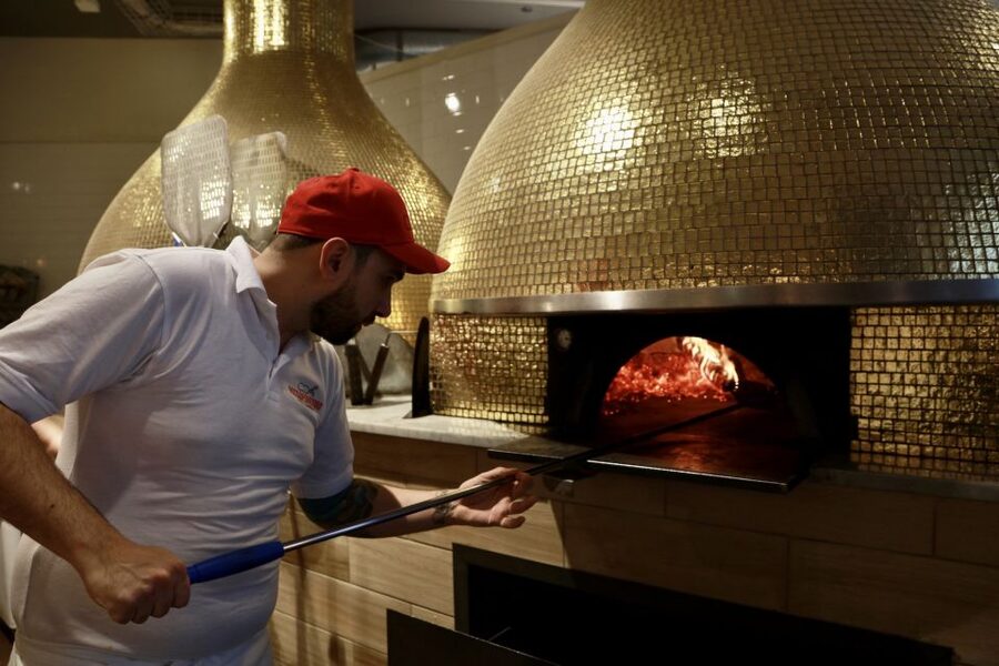 Chicago: Downtown Pizza Guided Walking Tour with Tastings - Stop one: artisanal pizza and the first lessons