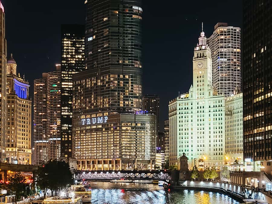 Chicago: Fireworks Cruise with Lake or River Viewing Options - Starting inland at Wolf Point