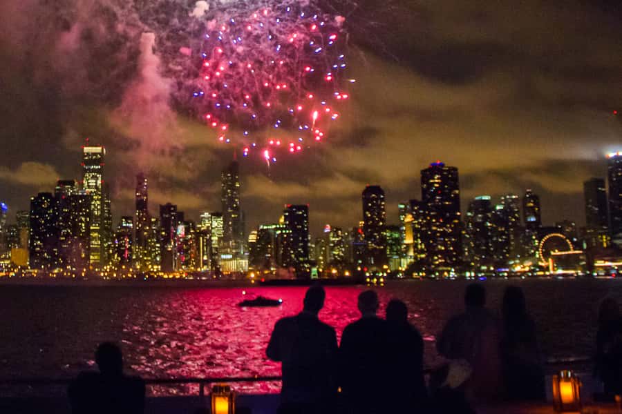 Chicago: Fireworks Cruise with Lake or River Viewing Options - Drinks, snacks, and the cash bar