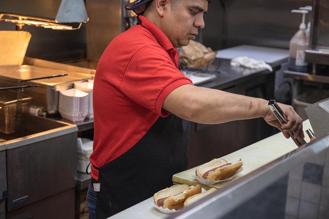 Chicago Food Tour: Taste the City’s Most Iconic Eats - What the guide adds to the meal