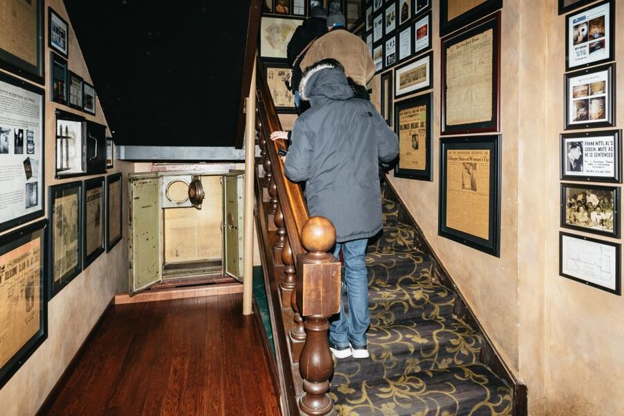 Chicago: Gangsters and Food Tasting Walking Tour - Timing, weather, and practical comfort