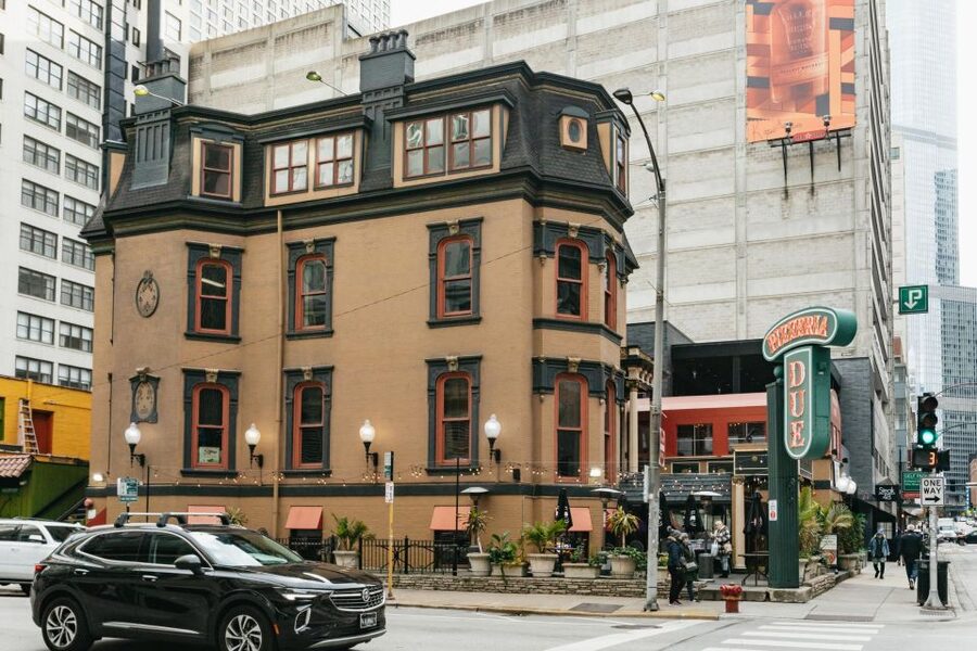 Chicago: Gangsters and Food Tasting Walking Tour - Gangster landmarks around River North