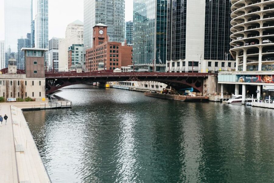Chicago: Gangsters and Ghosts Guided Walking Tour - Death Alley and the architecture of fear