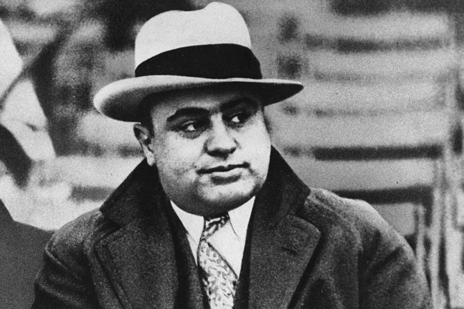 Chicago: Gangsters and Ghosts Walking Tour - Palmer House: grand hotel, old stories, and a welcome break