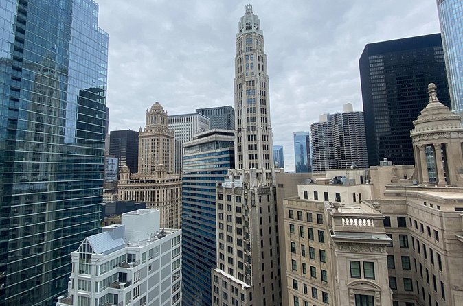 Chicago Gangsters and Movies Tour - Stop six: The Chicago Theatre and Al Capone connections