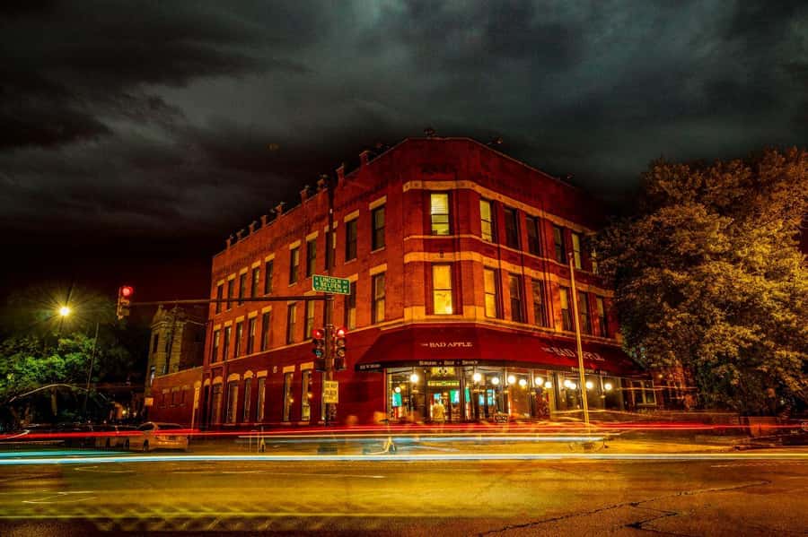 Chicago: Ghosts & Hauntings of the Windy City Walking Tour - What the guide adds to the experience