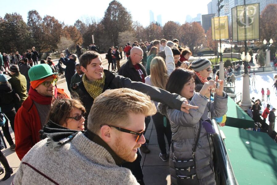 Chicago: Guided Holiday Walking Tour and Food Sampling - Hot cider and the optional adult drink package