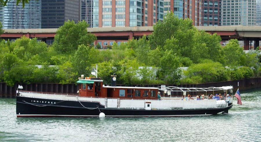 Chicago: Historic Architecture Chicago River Small Boat Tour - Refreshments during the 90-minute ride