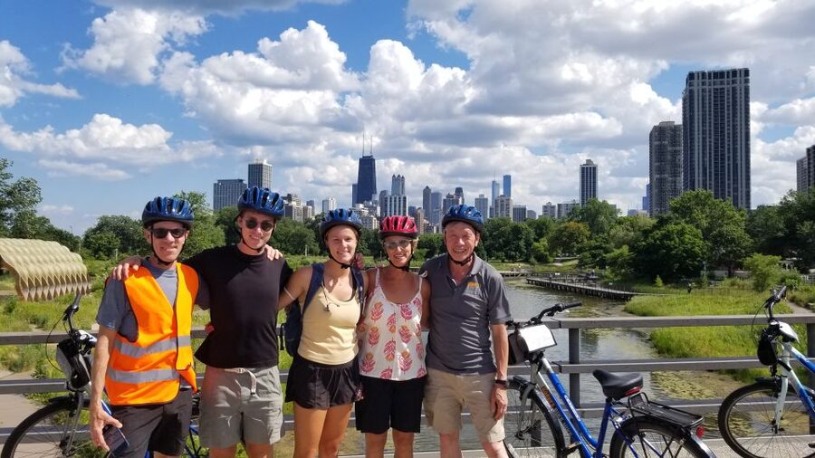 Chicago: Lakefront Neighborhoods Bike Tour - Old Town’s Smaller Streets and Older Character