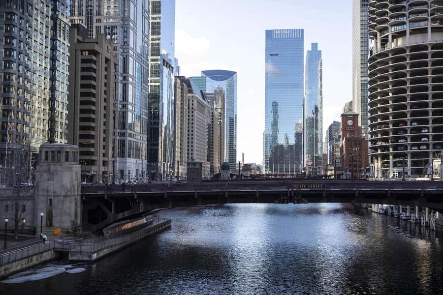 Chicago: Magnificent Mile Tour With Optional 360 Chicago - Starting at the Federal Building Columns