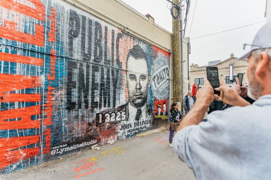 Chicago: Mob and Crime Bus Tour - Sound, language, and comfort notes