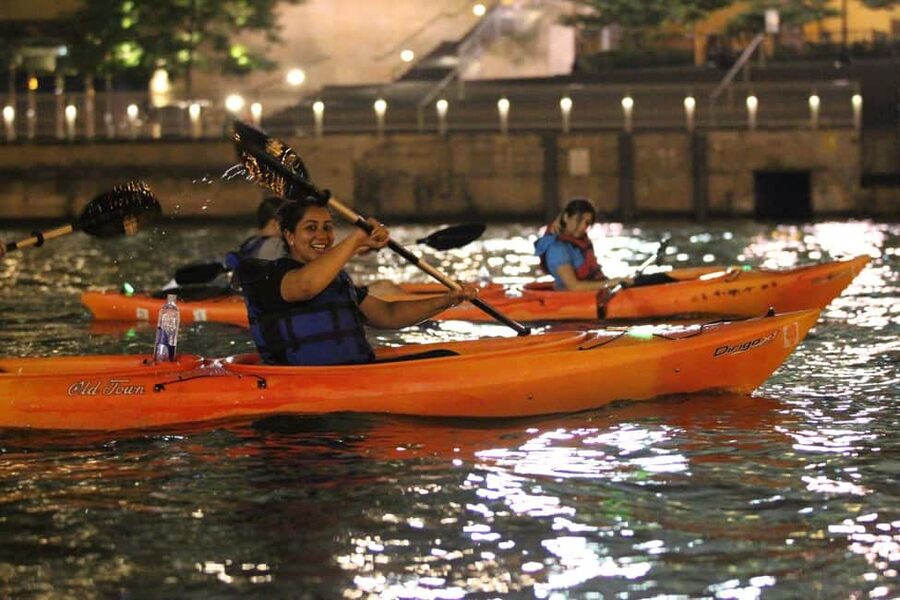 Chicago: Moonlight Paddle Tour on the Chicago River - At the river edge: orientation before the paddle