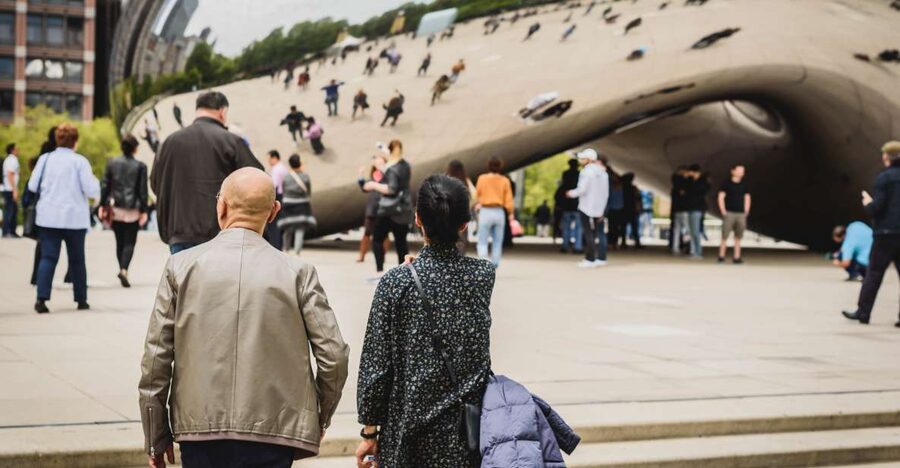 Chicago Premium Driving Tour with River Boat Cruise - How the Guide Shapes the Experience