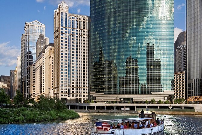 Chicago River Architecture Tour Aboard a Historic Yacht - Why this Chicago river cruise works so well