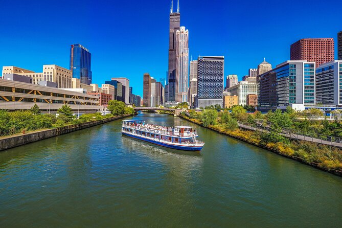 Chicago River Architecture Tour and Big Bus Hop-on Hop-off Tour - Stop 4: Grant Park and the Hilton Chicago