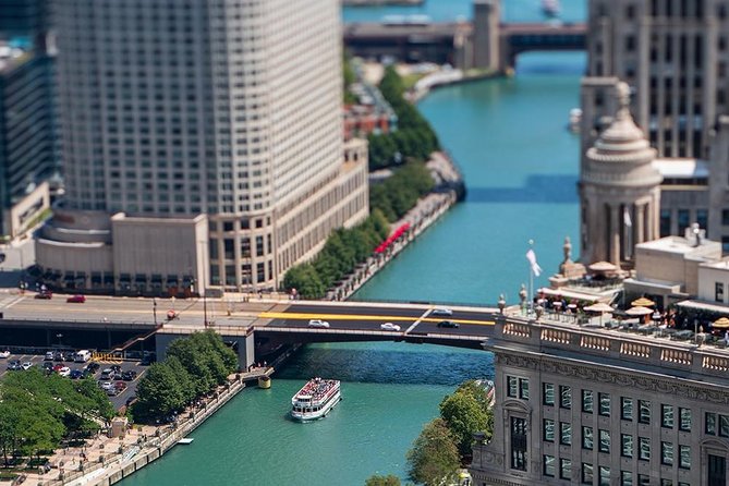 Chicago Sightseeing River and Lake Cruise - The landmarks you see from the boat