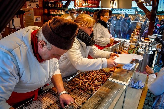 Chicago-Style Holiday Hike: Festive Food and Walking Tour - What the guides add to the walk