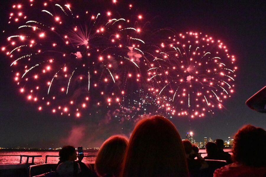 Chicago: Summer Fireworks Cruise with 3D Glasses and Music - Key points to know before you board