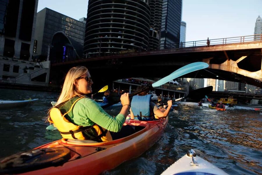 Chicago: Sunset Kayak Tour on the Chicago River - Getting ready for the first paddle