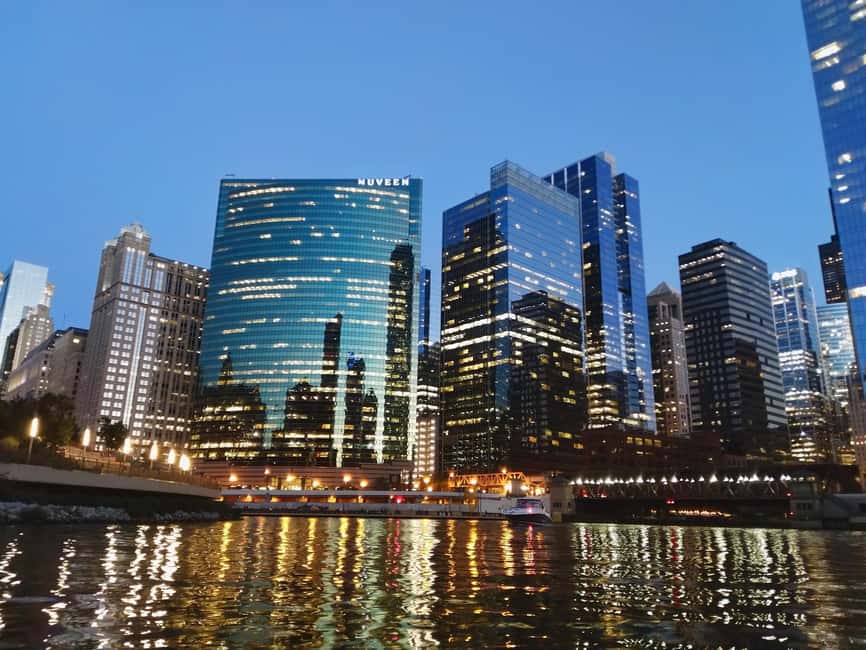 Chicago: Sunset Kayak Tour on the Chicago River - Willis Tower and the scale of Chicago