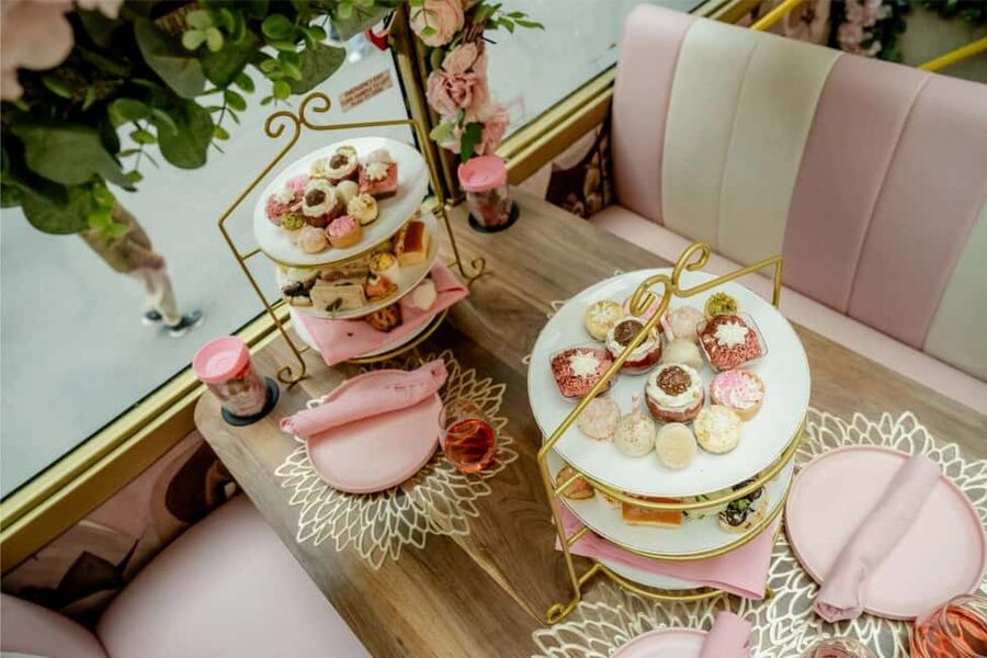 Chicago: Tea Around Town With Curated Teas & Iconic Sights - Live Music Changes the Feel of the Ride