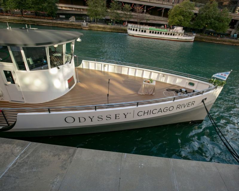 Chicago: Thanksgiving Gourmet Lunch Cruise on Chicago River - Music, cocktails, and the right dress level