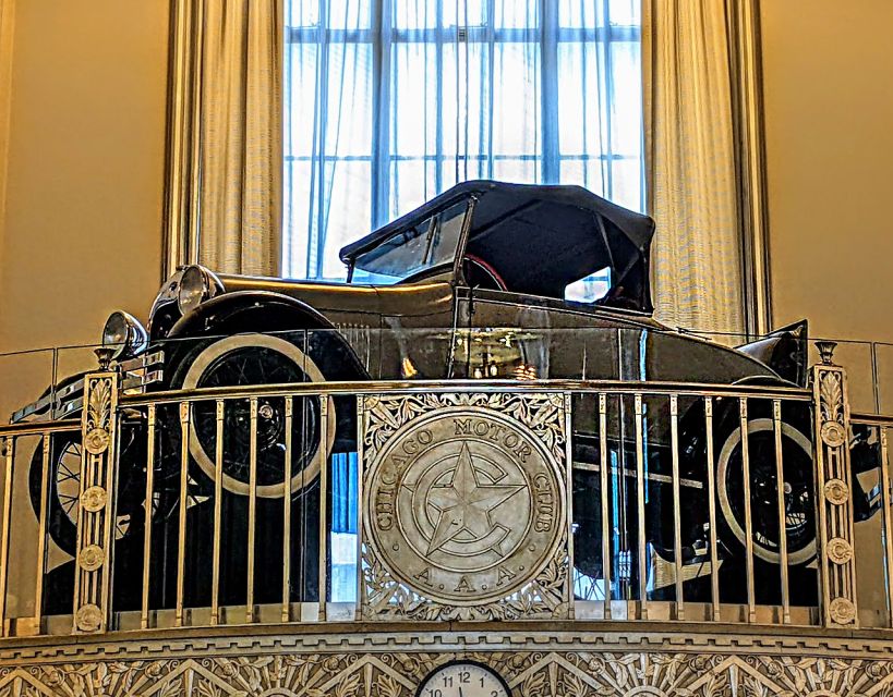 Chicago Walking Tour: See Inside Art Deco Masterpieces - Near the Chicago River, the view changes