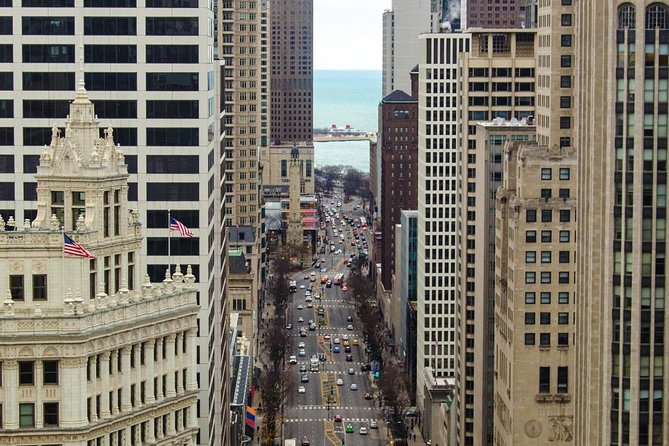 Chicago Walking Tour: The Magnificent Mile - Starbucks Reserve Roastery and the changing street