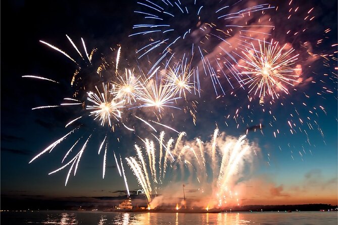 City Cruises Chicago: Fireworks Premier Plus Dinner Cruise - Key points at a glance