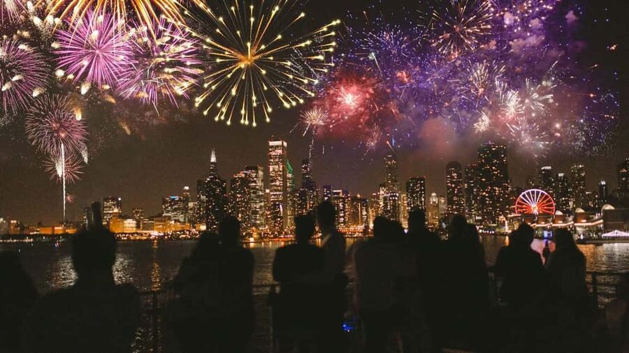 City Cruises Chicago: Lake Michigan Fireworks Dinner Cruise - Why the fireworks view is the main event