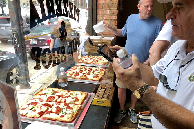 Downtown Chicago Walking Pizza Tour - Why the guides matter