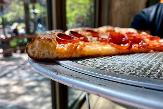 Downtown Chicago Walking Pizza Tour - Group size, timing, and comfort