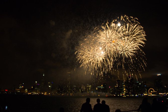 Lake Michigan Fireworks Cruise in Chicago - Drinks, snacks, comfort, and cleanliness