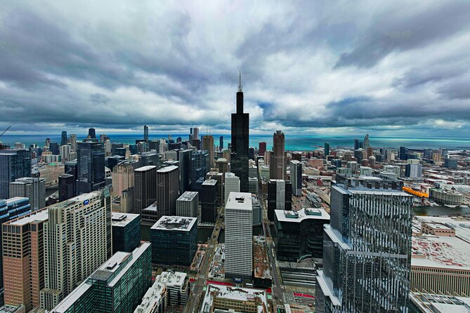 Self-Guided Chicago Loop Tour Explore the City at Your Own Pace - The Chicago Theatre and Harold Washington Library