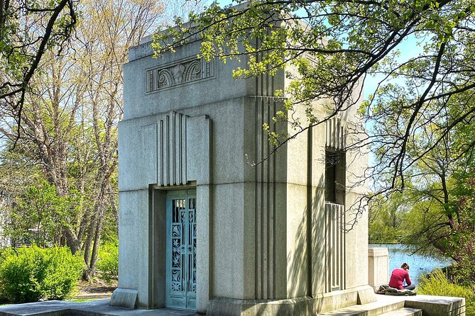 The Deep Pockets Of Graceland Cemetery Walking Tour - What makes this experience useful for first-time visitors